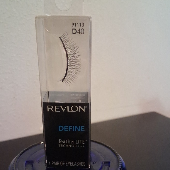 Revlon Define FeatherLite EyeLashes - Picture 1 of 3